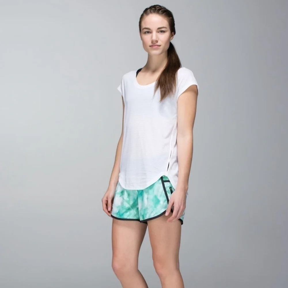 Lululemon Tracker short II Sz 6 lined EUC spray dye white blue tropics